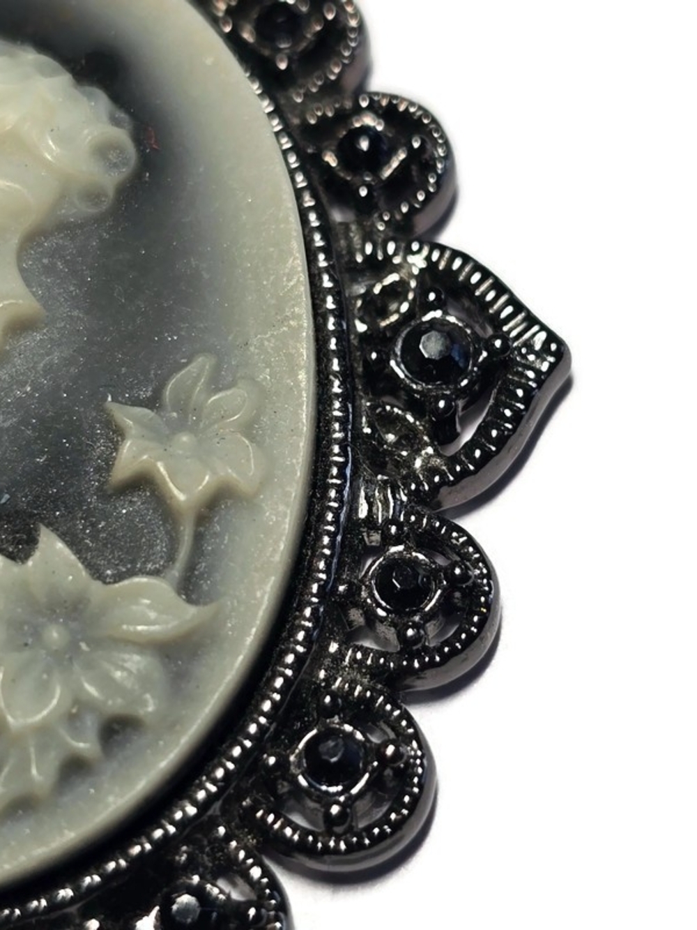 Vintage-Inspired Black and White Cameo Pendant Necklace - Picture 4 of 9